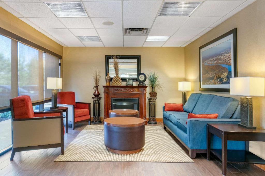 a living room with a couch and a table at Comfort Inn Downtown Chattanooga in Chattanooga