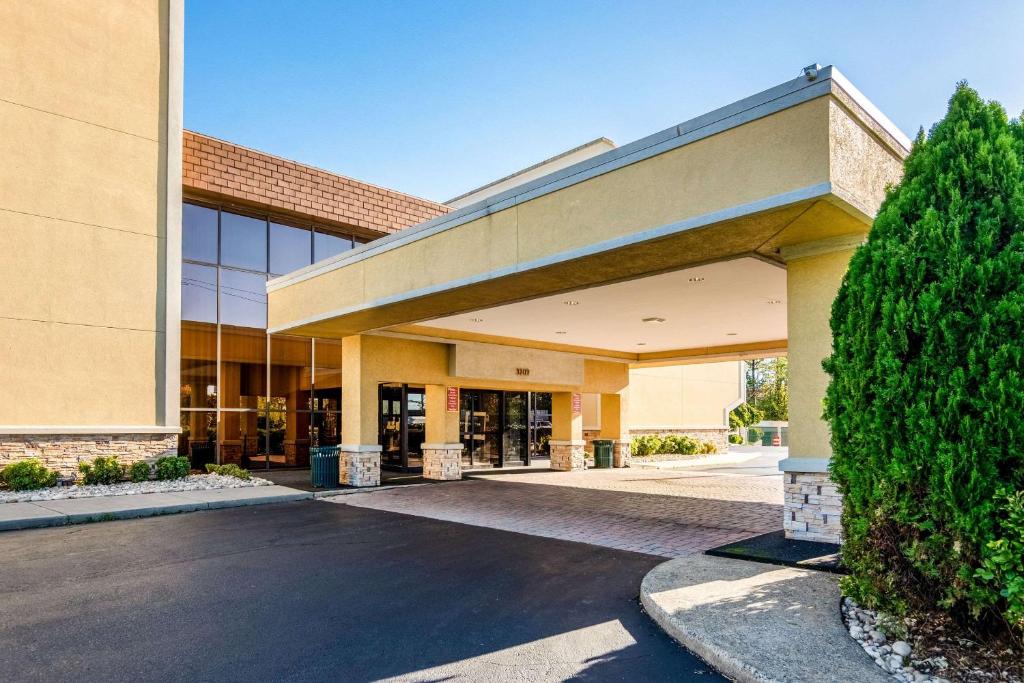 un gran edificio de oficinas con un árbol delante en Quality Inn Central, en Richmond