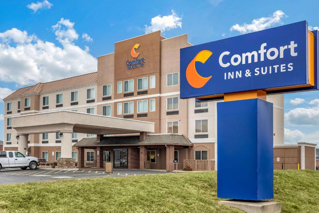 Comfort Inn & Suites في هيث: علامة الفندق أمام المبنى