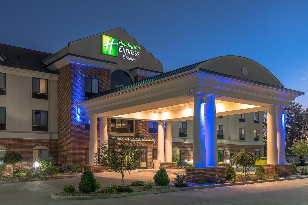 un hotel con cenador frente a un edificio en Holiday Inn Express and Suites Lafayette East, an IHG Hotel, en Lafayette