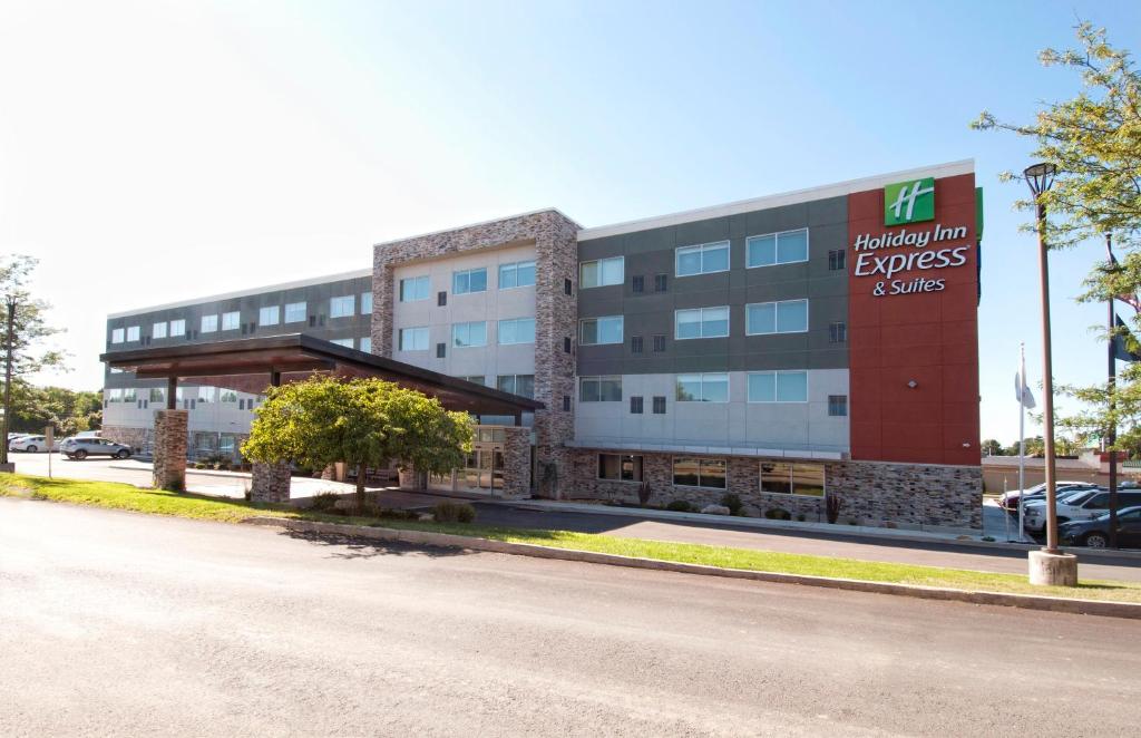 un edificio con un cartello sul lato di una strada di Holiday Inn Express & Suites Johnstown, an IHG Hotel a Johnstown