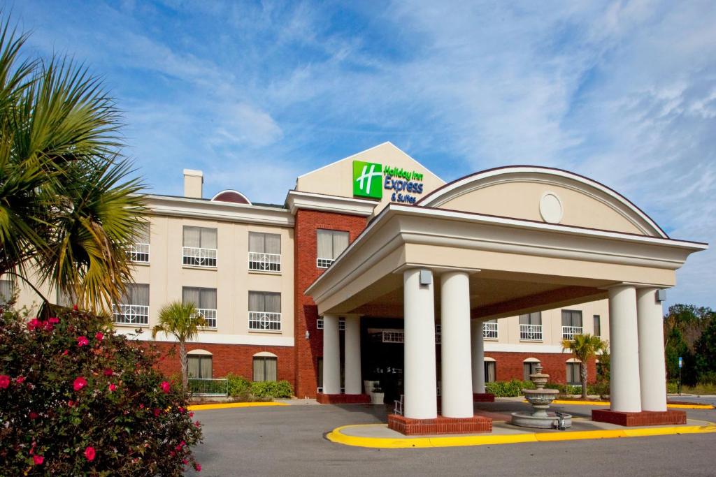 vista frontale di un hotel con un edificio di Holiday Inn Express & Suites Quincy I-10 by IHG a Quincy