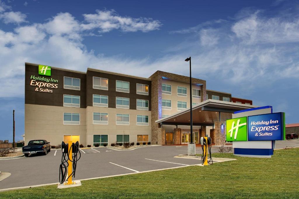 un hotel con un parcheggio di fronte a un edificio di Holiday Inn Express & Suites Mt Sterling North, an IHG Hotel a Mount Sterling