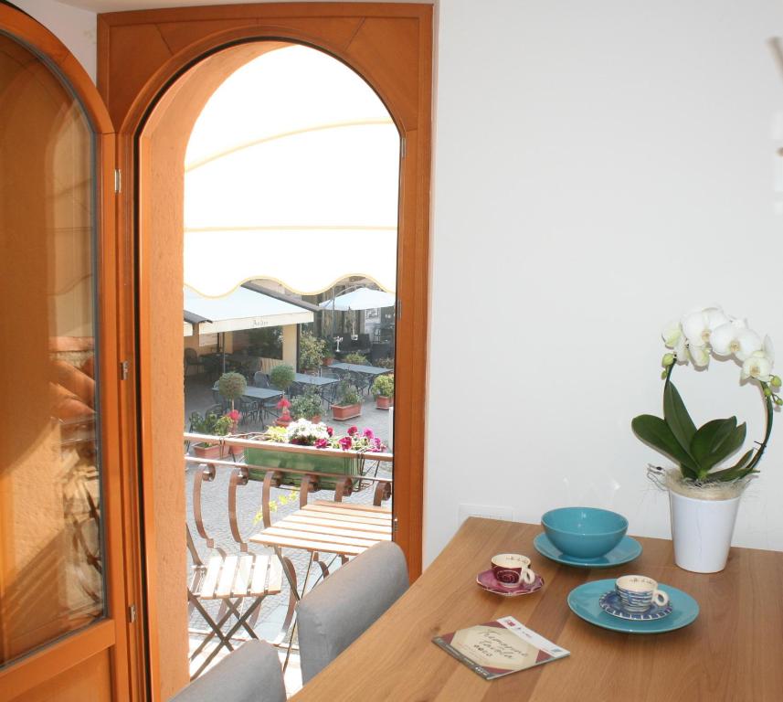 a dining room table with a view of a patio at Casa Ciarì in Tremosine Sul Garda