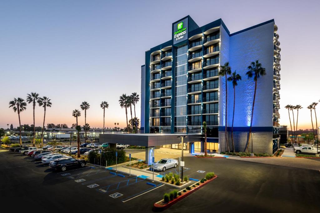 een weergave van een hotel met een parkeerplaats bij Holiday Inn Express & Suites Santa Ana - Orange County, an IHG Hotel in Santa Ana