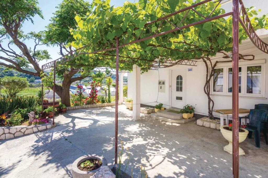 Zahrada ubytování Apartments 501 - spacious and bright apartment on island of Rab