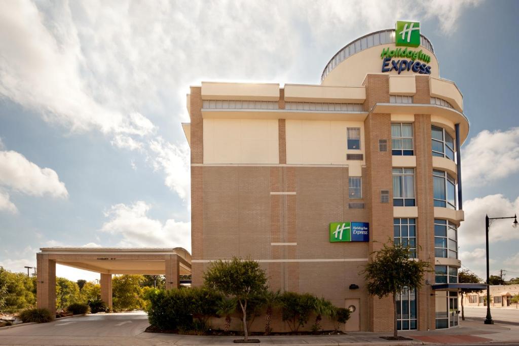 Holiday Inn Express Hotel & Suites San Antonio - Rivercenter Area, an IHG Hotel في سان انطونيو: مبنى عليه لافته