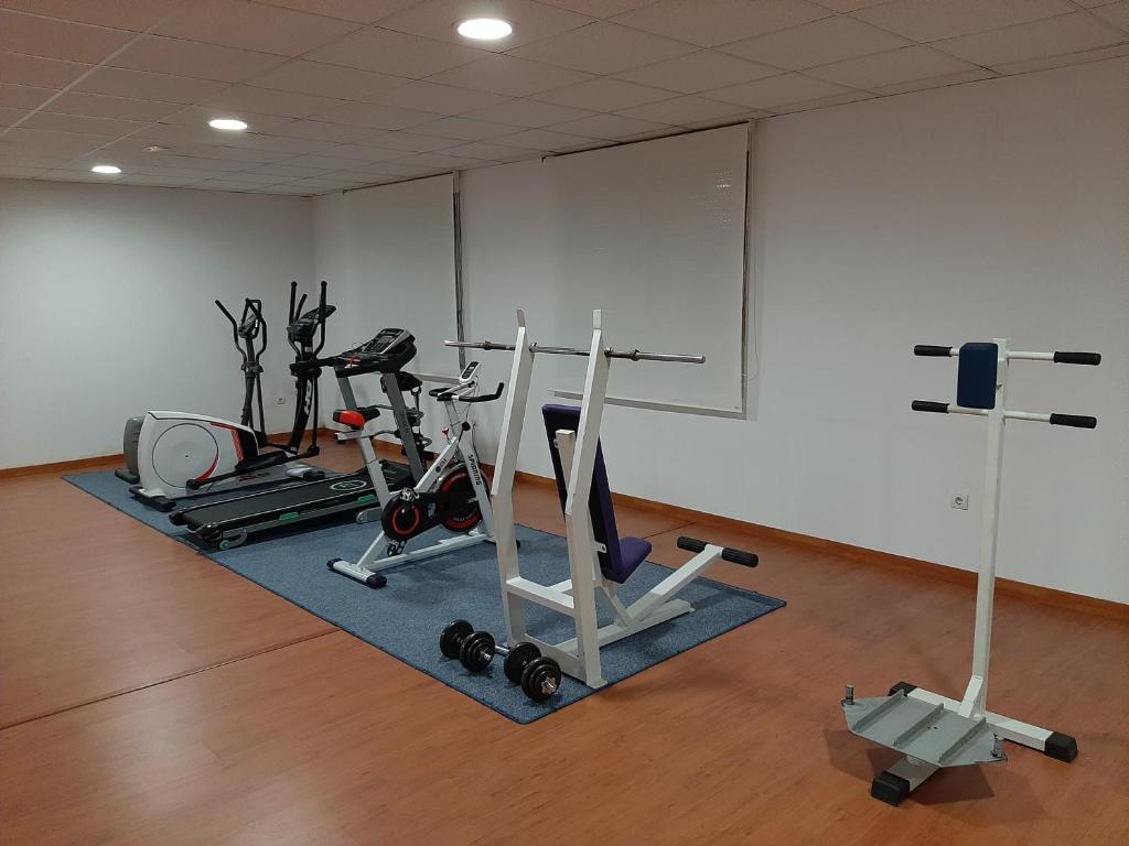 The fitness centre and/or fitness facilities at Hotel Temple Ponferrada