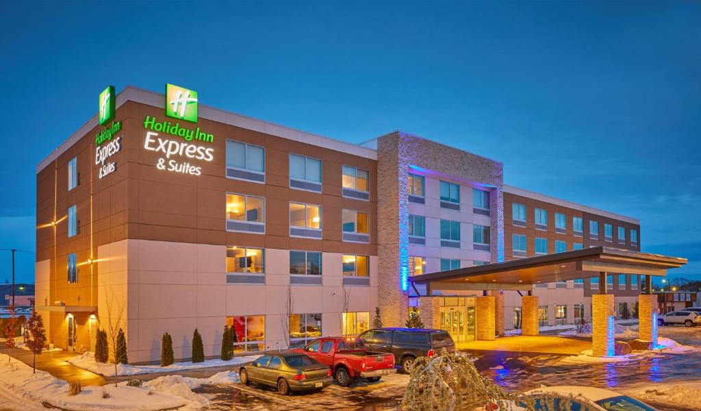 a hotel with cars parked in a parking lot at Holiday Inn Express & Suites - Hermiston Downtown, an IHG Hotel in Hermiston