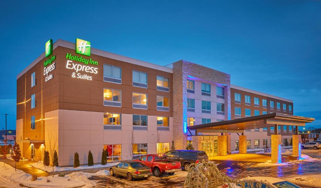 een hotel met auto's geparkeerd op een parkeerplaats bij Holiday Inn Express & Suites - Hermiston Downtown, an IHG Hotel in Hermiston