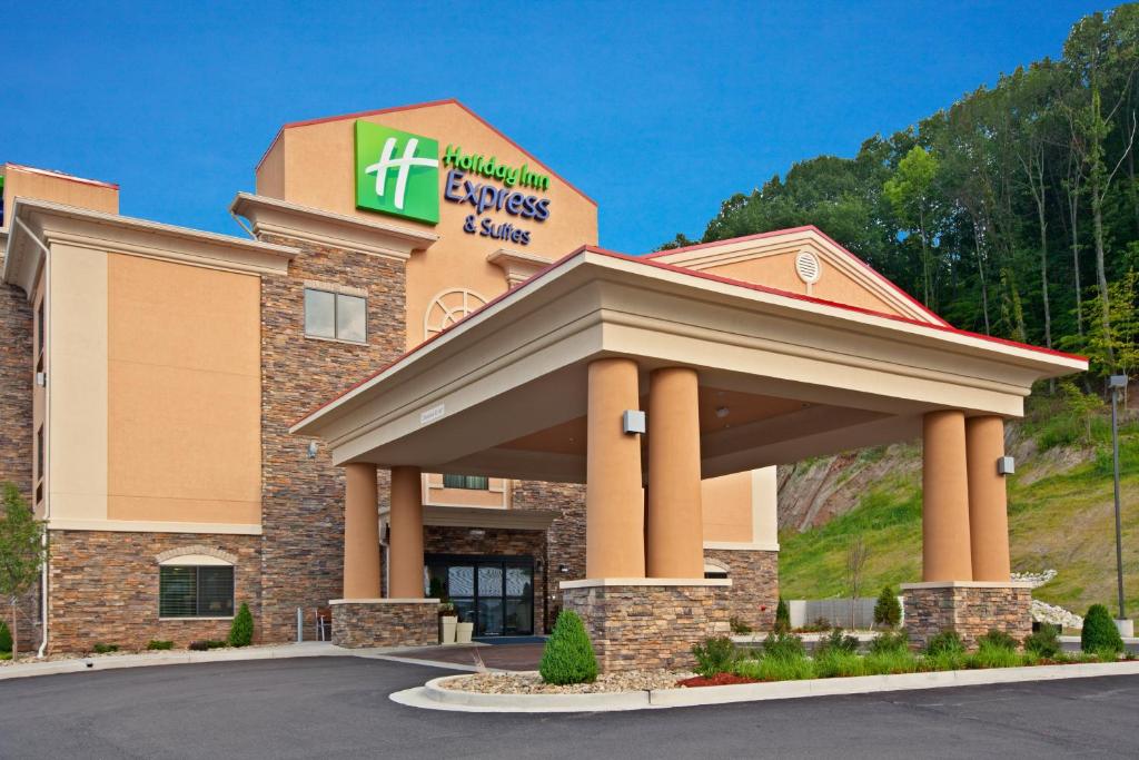 a front view of a holiday inn express hotel at Holiday Inn Express & Suites Ripley, an IHG Hotel in Ripley