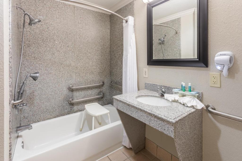 Holiday Inn Express Hotel and Suites Lake Charles by IHG - Camera King Standard Con Vasca Per Ospiti Disabili