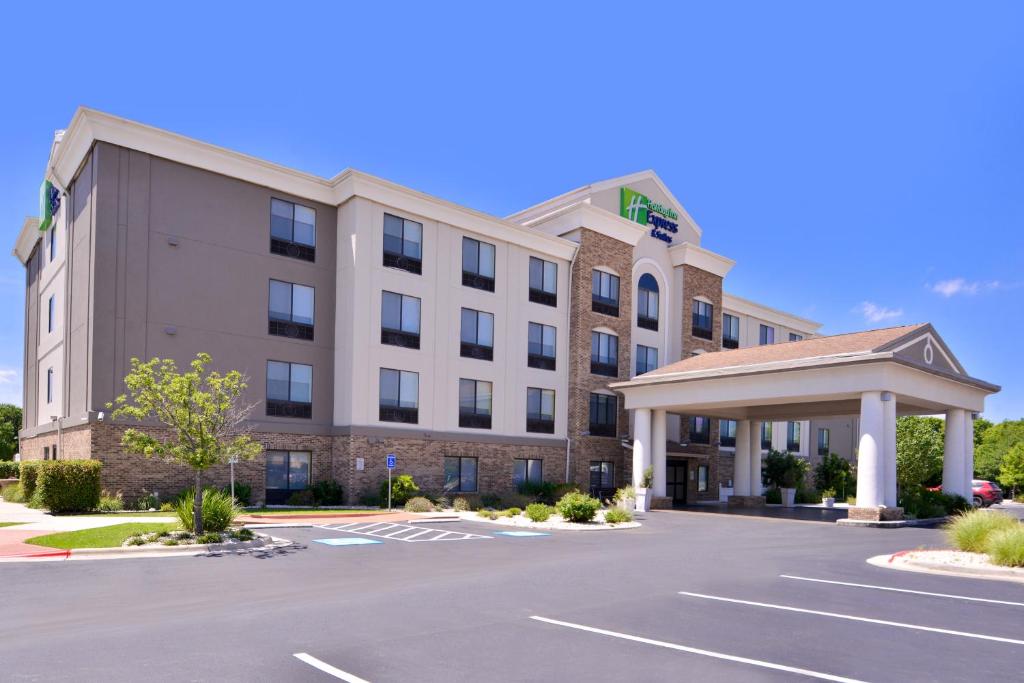 an office building with a parking lot in front of it at Holiday Inn Express & Suites Selma by IHG in Selma