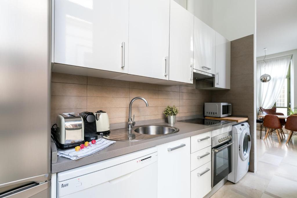 Kuchyň nebo kuchyňský kout v ubytování 2E Stylish Bright Apartment Sevilla Downtown Azofaifo