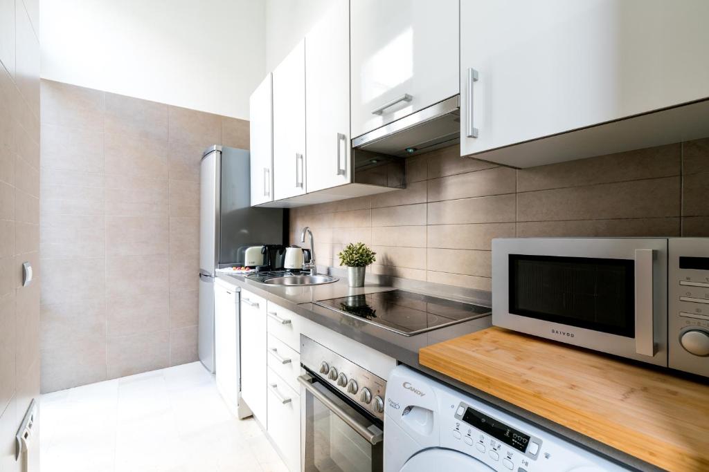 Kuchyň nebo kuchyňský kout v ubytování 2E Stylish Bright Apartment Sevilla Downtown Azofaifo