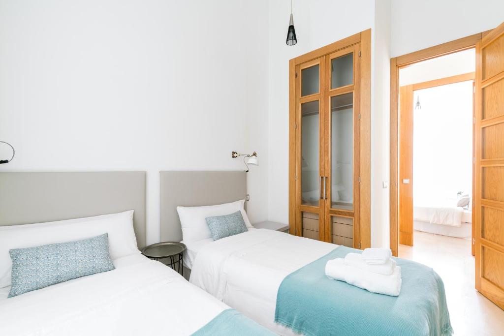 Postel nebo postele na pokoji v ubytování 2E Stylish Bright Apartment Sevilla Downtown Azofaifo