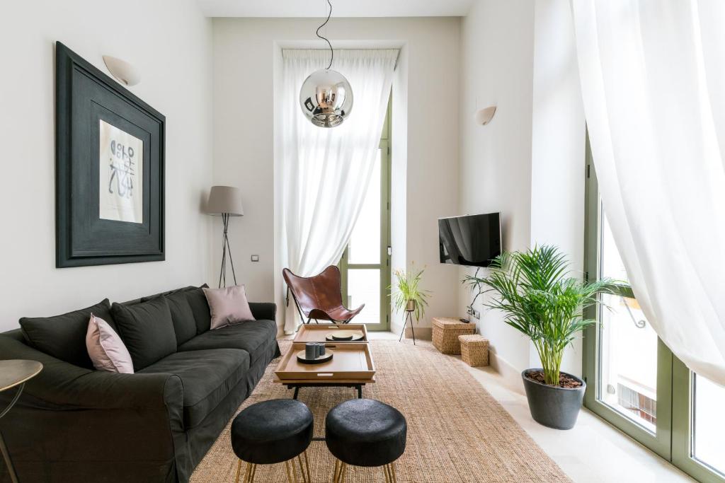sala de estar con sofá y mesa en Stylish Bright Apartment Sevilla Downtown Azofaifo, en Sevilla