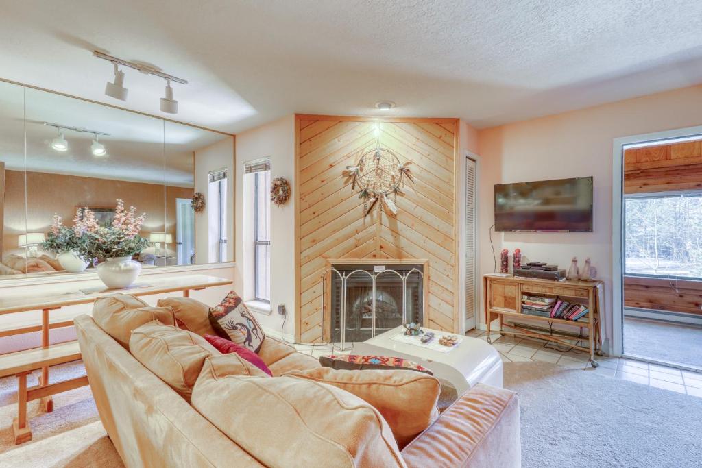 uma sala de estar com um sofá e uma lareira em Gold Dust F3 em Angel Fire