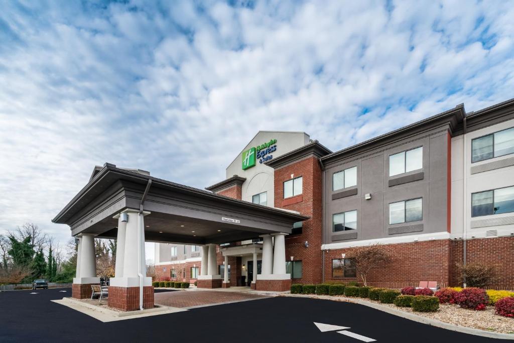 a rendering of the front of a hotel at Holiday Inn Express & Suites Rocky Mount Smith Mountain Lake, an IHG Hotel in Rocky Mount