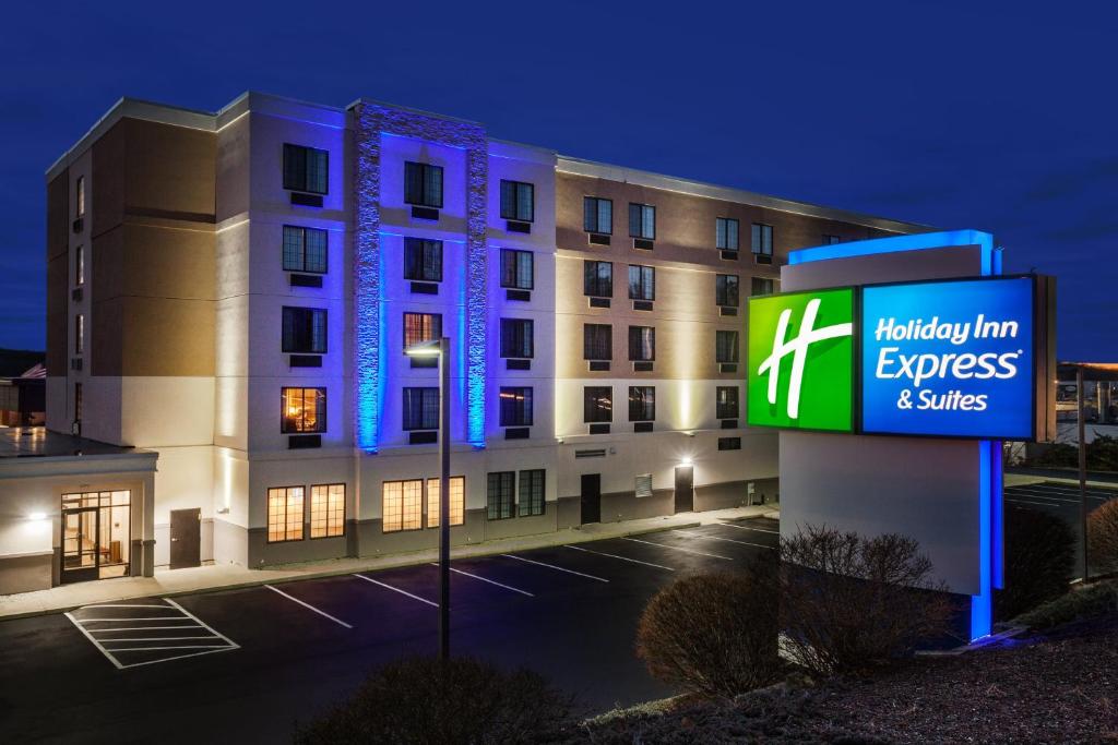ein Hotel mit einem Schild vor einem Gebäude in der Unterkunft Holiday Inn Express Hotel & Suites Providence-Woonsocket, an IHG Hotel in Woonsocket