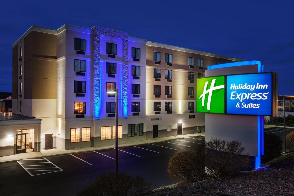 un hôtel avec un panneau devant un bâtiment dans l'établissement Holiday Inn Express Hotel & Suites Providence-Woonsocket, an IHG Hotel, à Woonsocket