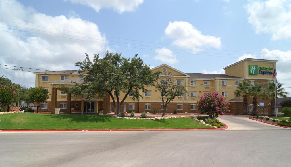 un grande edificio con una strada davanti di Holiday Inn Express Hotel & Suites San Antonio-Airport North, an IHG Hotel a San Antonio