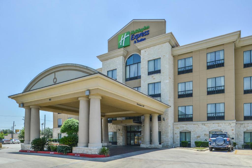 ein Hotel mit einem davor geparkt in der Unterkunft Holiday Inn Express Hotel & Suites San Antonio NW-Medical Area, an IHG Hotel in San Antonio