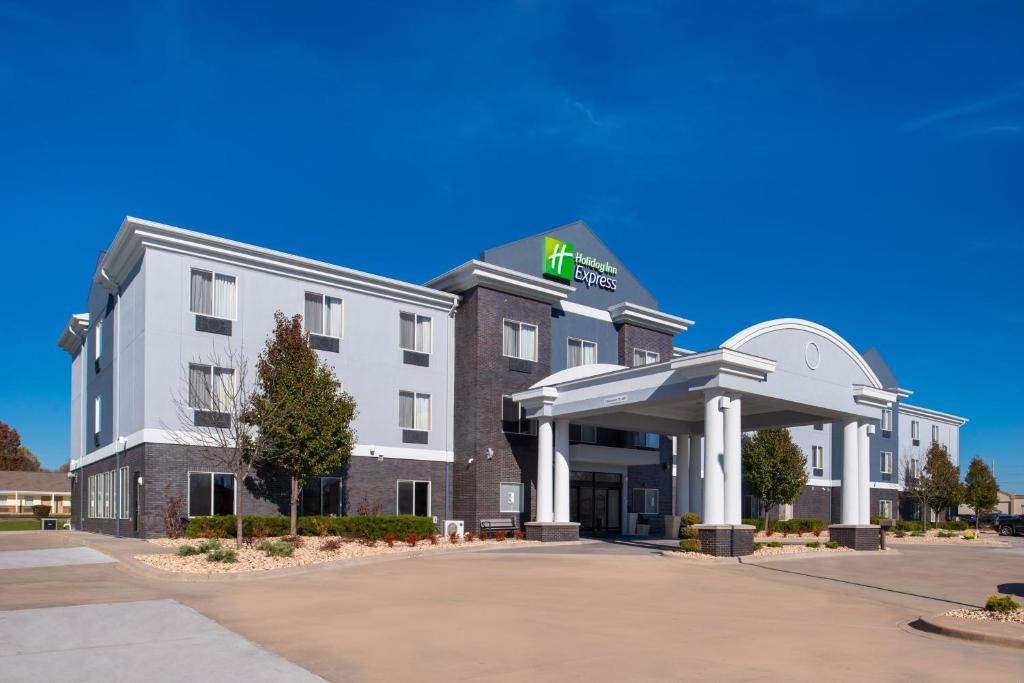 una representación de un hotel con un edificio en Holiday Inn Express & Suites Pittsburg, an IHG Hotel, en Pittsburg