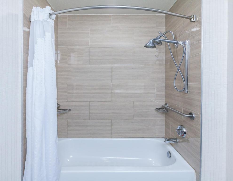 Holiday Inn Express & Suites Houston East by IHG - King Suite Con Sofá Cama - Audición Accesible