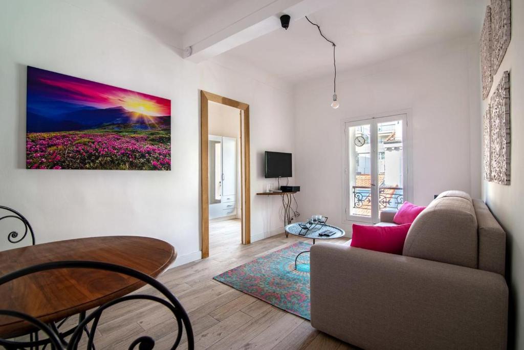 Coin salon dans l&#39;&eacute;tablissement Romantic and new apartment in the famous Rue Meynadier in the supercentre of Cannes