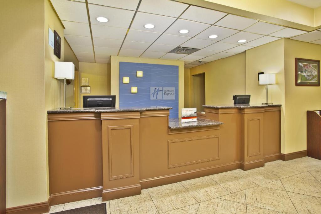 The lobby or reception area at Holiday Inn Express Hotel and Suites Harrington - Dover Area, an IHG Hotel