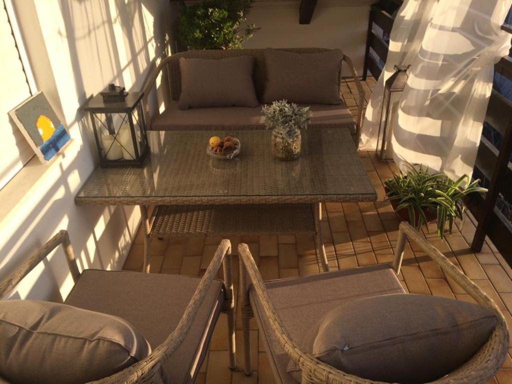 een balkon met een tafel en stoelen en een bank bij Apartment in Trogir