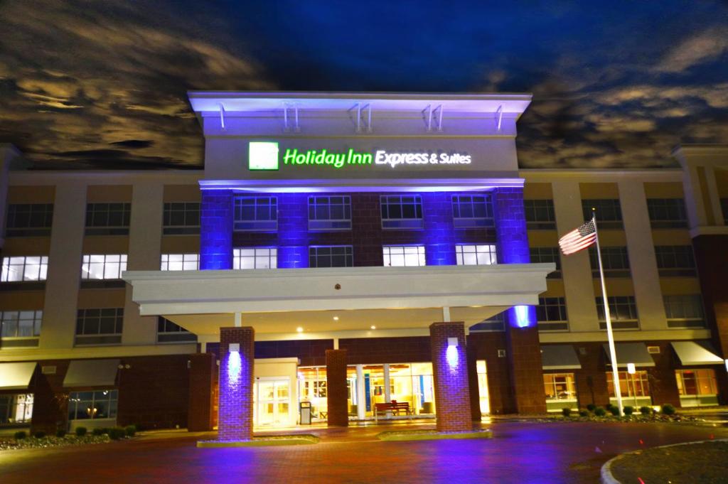 Perrysburg HeightsにあるHoliday Inn Express & Suites Toledo South - Perrysburg, an IHG Hotelの建物前の青い灯りを持つ病院