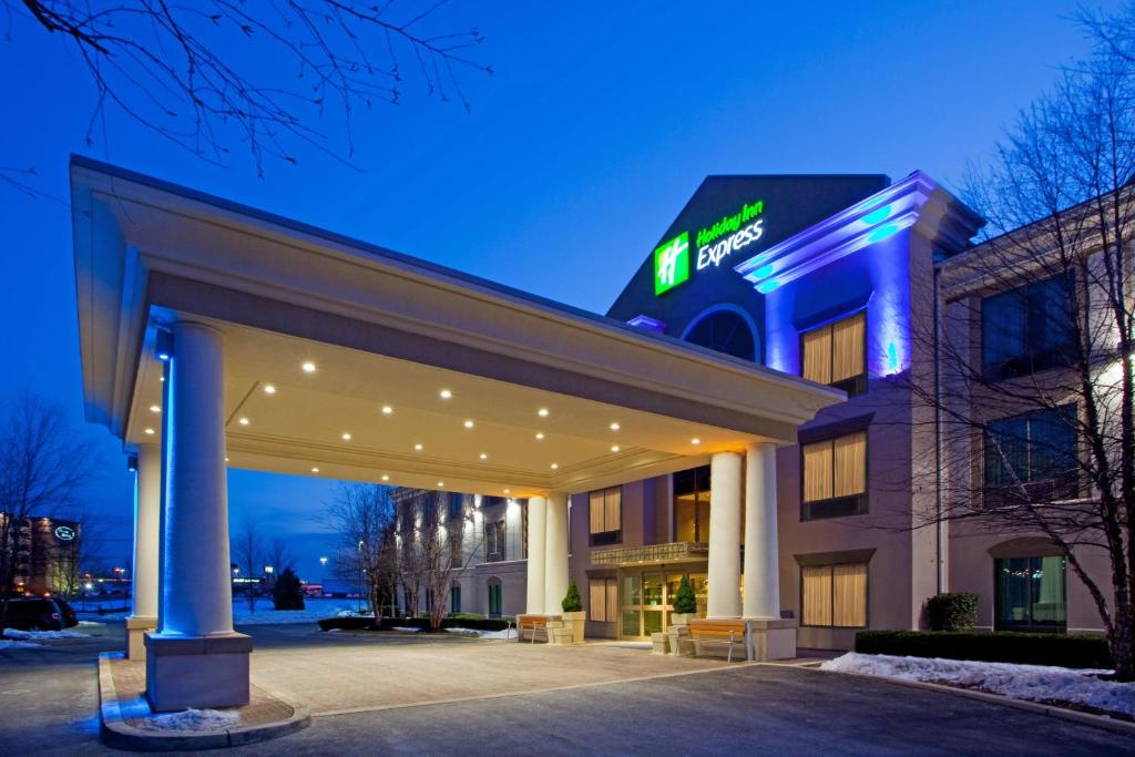 budynek hotelowy z oświetlonym napisem w obiekcie Holiday Inn Express Hotel & Suites Hagerstown, an IHG Hotel w mieście Hagerstown