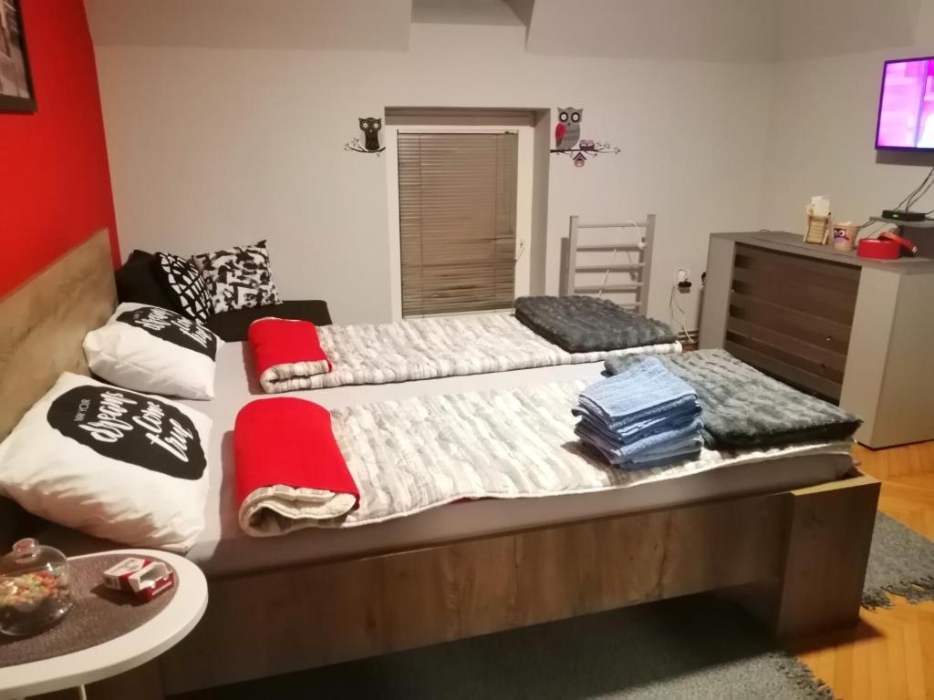 Katil atau katil-katil dalam bilik di Apartman Red wall