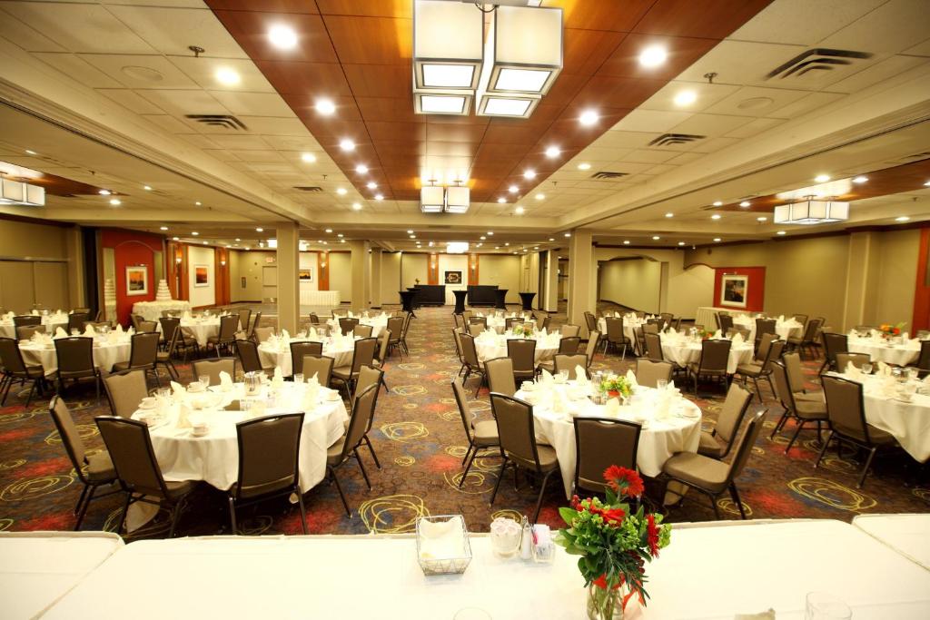 una sala banchetti con tavoli e sedie bianchi di Holiday Inn & Suites Duluth-Downtown, an IHG Hotel a Duluth