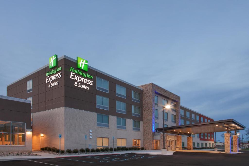 una representación de la parte delantera de un hotel en Holiday Inn Express & Suites - Sterling Heights-Detroit Area, an IHG Hotel en Sterling Heights