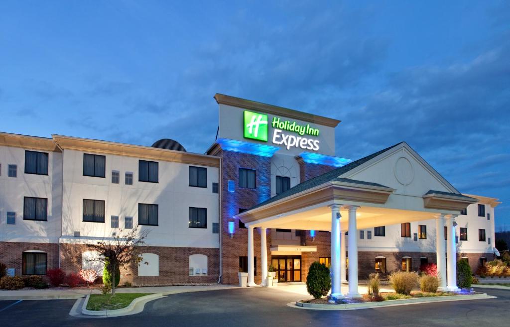 un hotel con un cartel que lee Holiday inn express en Holiday Inn Express Rolla, an IHG Hotel, en Rolla