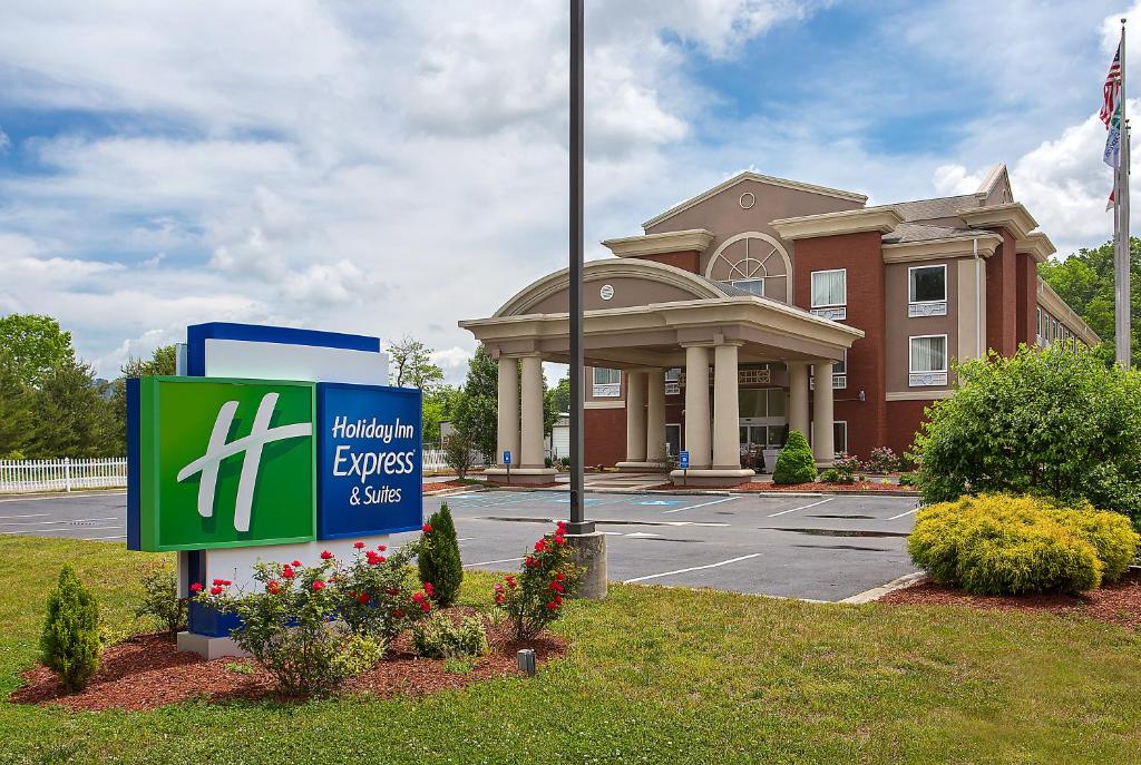 a building with a sign in front of a building at Holiday Inn Express & Suites Murphy, an IHG Hotel in Murphy