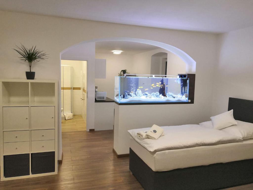 una camera da letto con un grande acquario sul muro di SLO. Apartments a Bakov nad Jizerou