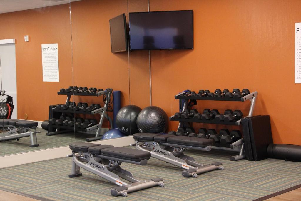 Holiday Inn Express & Suites - Phoenix - Airport North by IHGにあるフィットネスセンターまたはフィットネス設備