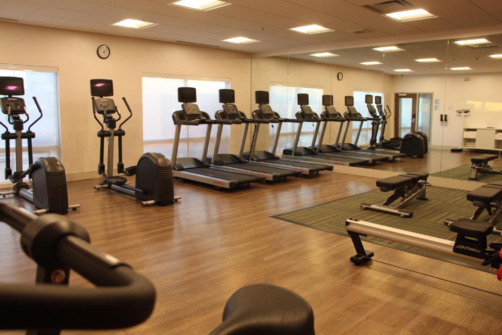 Holiday Inn Express & Suites - Phoenix - Airport North by IHGにあるフィットネスセンターまたはフィットネス設備