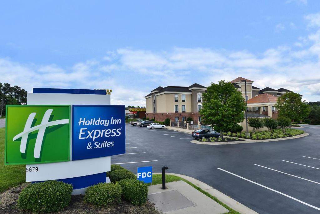 un cartello in un parcheggio presso una locanda express e suite di Holiday Inn Express Hotel & Suites Petersburg/Dinwiddie, an IHG Hotel a Petersburg