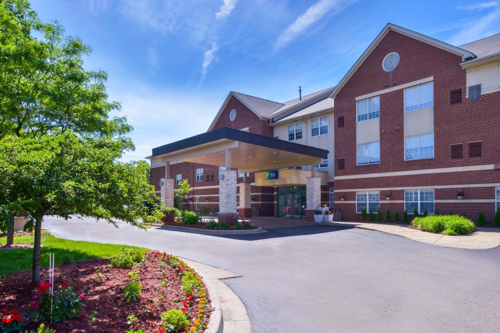 un gran edificio de ladrillo con entrada en Holiday Inn Express Hotel & Suites Southfield - Detroit, an IHG Hotel, en Southfield