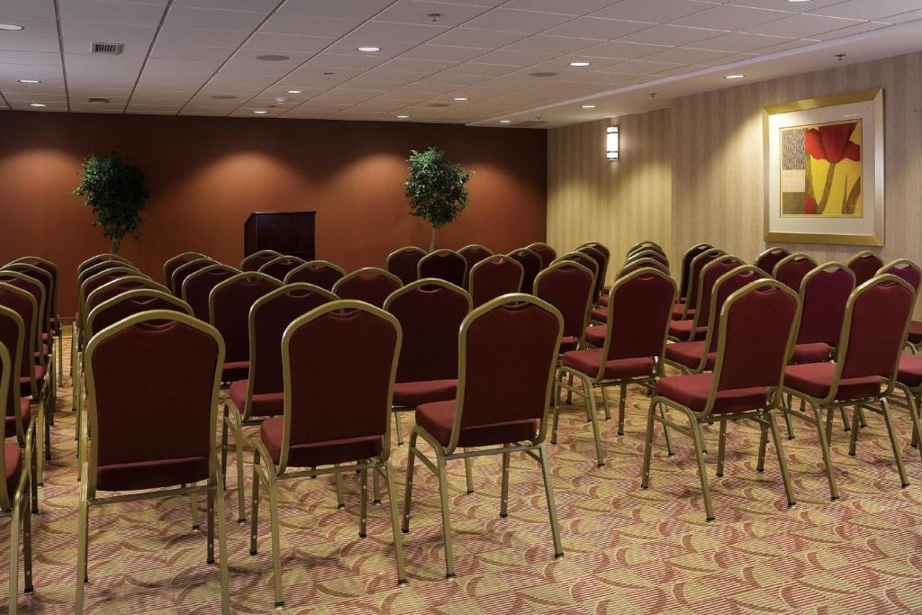 una fila di sedie in una stanza con un podio di Holiday Inn Express & Suites Charlottesville - Ruckersville by IHG a Ruckersville