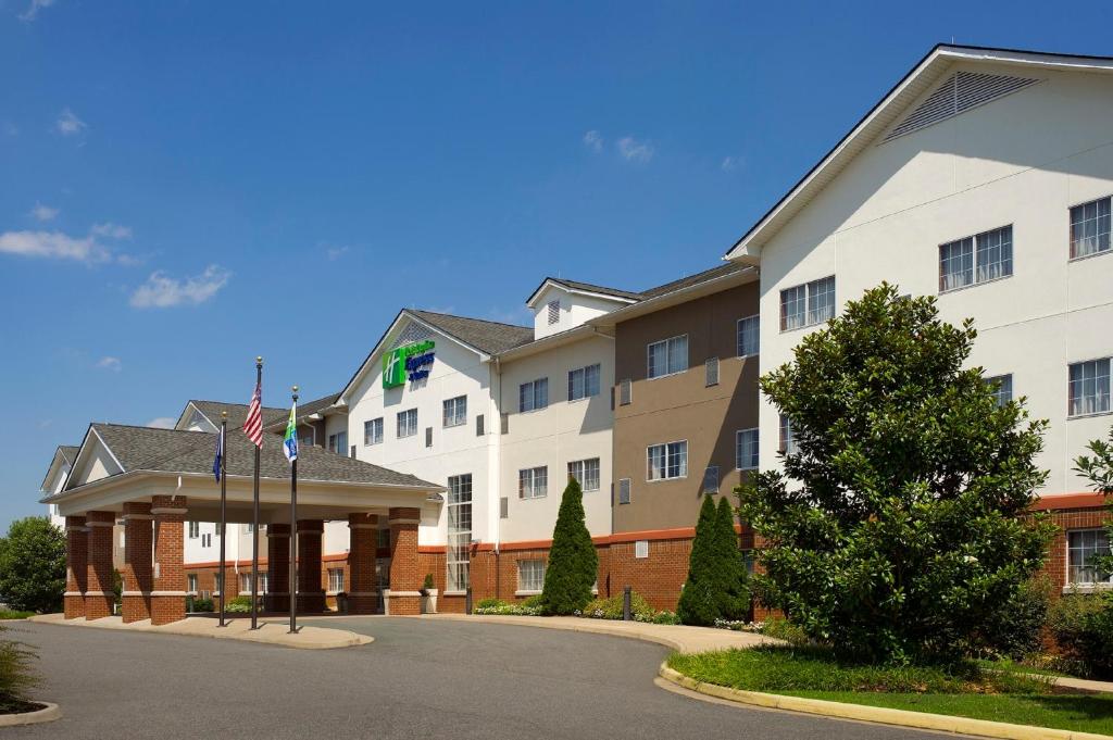 una rappresentazione della parte anteriore di un hotel di Holiday Inn Express & Suites Charlottesville - Ruckersville, an IHG Hotel a Ruckersville