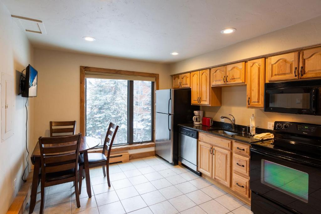 Kuchyň nebo kuchyňský kout v ubytování Breakaway West - Studio, 2,3 Bedrooms by Vail Realty