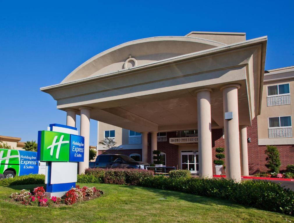 a building with a sign in front of it at Holiday Inn Express & Suites Sacramento NE Cal Expo, an IHG Hotel in Sacramento