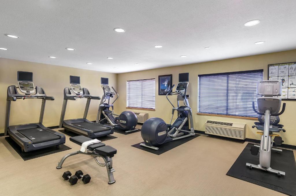 un gimnasio con cintas de correr y bicicletas estáticas en una habitación en Holiday Inn Express & Suites Sandy - South Salt Lake City, an IHG Hotel, en Sandy
