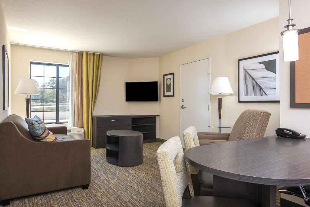 Candlewood Suites Bloomington by IHG photo